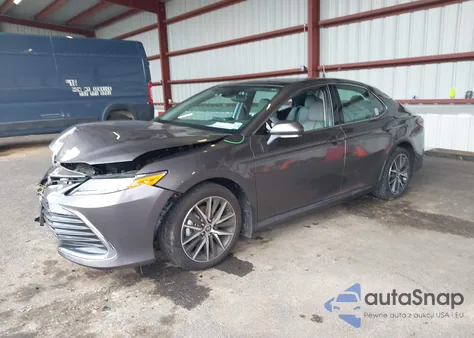 2021 Toyota Camry Xle Awd z USA, uszkodzony, nr VIN 4T1F11BK2MU040246